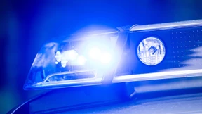 Mann erfasst Ersthelfer absichtlich mit Kleintransporter