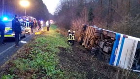 Bus mit Schulkindern fährt Böschung hinab