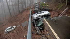Straße mitsamt Auto und Lastwagen eingesackt