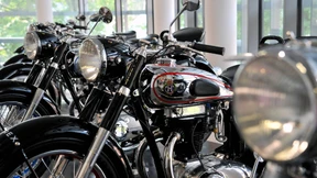 Chromglänzende Schaustücke ohne Preisschild