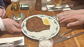 Auf ein Kölsch in „Ossis Bar“