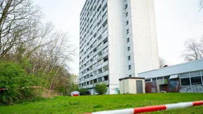 Jugendlicher stürzt aus Hochhaus in den Tod