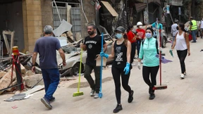 Gang durch eine zerstörte Stadt