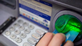 Mann räumt Bankkonten mit neuer Betrugsmasche ab