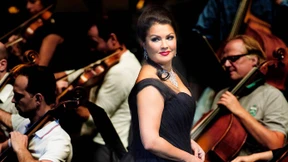 Die kristallbestickte Frau in der Wüste