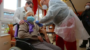 101 Jahre alte Frau hat erste Corona-Impfung in Deutschland erhalten