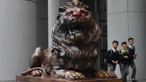 Hongkongs Behörden lassen Schulbücher überprüfen