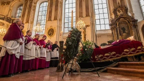 Schlange stehen für einen letzten Gruß