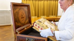 Blättern im Goldenen Buch