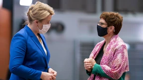 Kramp-Karrenbauer fordert Rücktritt Giffeys bei Titel-Aberkennung