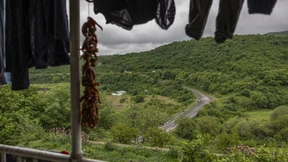 Wie lebt ein Dorf, das durch eine Grenzlinie geteilt wird?