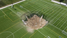 Riesiges Erdloch auf Sportplatz in Illinois