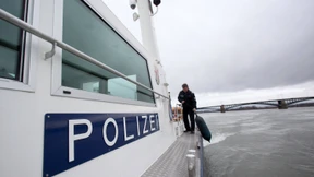 Sechs Sportboote kentern im Rhein