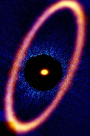 Ein Ring aus Staub und Trümmern