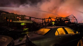 Luxusautos gingen nach Brandstiftung in Flammen auf
