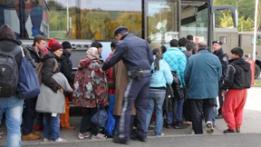Mehr Unterkünfte für Flüchtlinge und verstärkte Grenzkontrollen
