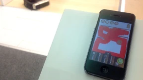 Roboter-Staubsauger an der Handyleine