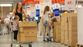 Möbelgigant lässt Frauen auf Anzeige pinkeln