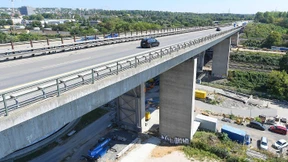 Haarrisse und ein Korsett aus Stahlträgern