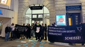 Laute Proteste bei Lesung von Alice Schwarzer