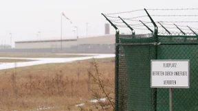 Kaninchen buddeln Granate aus: Flugplatz gesperrt