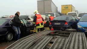 Ein Toter und Dutzende Verletzte bei Serienunfall auf der A38