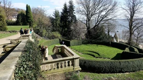 Die Schreie der Bussarde, dünn und scharf wie Reue