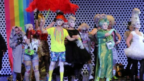 Ein Saurier taucht bravourös und singt dazu