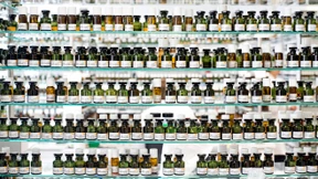 Lebensmittelprüfer nehmen Proben bei Ritter-Sport-Lieferant