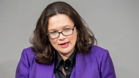 Nahles sieht deutlich mehr Flüchtlinge mit Jobs