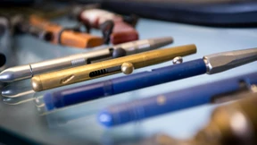 Frau durch Schuss aus Kugelschreiber getroffen