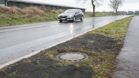 Die Turnschuhe ragten aus dem Gully