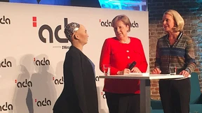 Merkels seltsamer Plausch mit Roboter Sophia