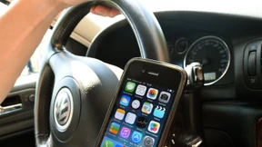 Handyverbot am Steuer soll auf Elektrogeräte ausgeweitet werden
