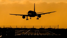 Passagier raucht im Flugzeug und wird bei Zwischenstopp rausgeworfen