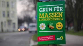 Hundertfach sind Plakate der Grünen gefälscht worden