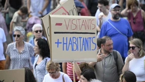 Tausende demonstrieren gegen den Massentourismus