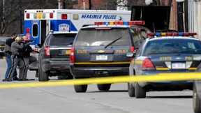 Amok-Schütze von Polizei umstellt