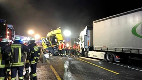 Feuerwehrmann, der Gaffer bespritzte, handelte nicht strafbar