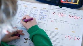 Mädchen in MINT-Fächern schwächer eingeschätzt