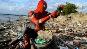 Superheld kämpft gegen Plastikmüll