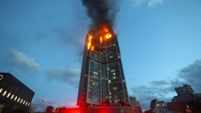 Wohnhochhaus geht in Flammen auf