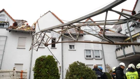 Baukran zerbricht und kracht in Wohnhaus