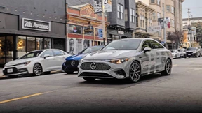 Durch die Großstadt chauffiert