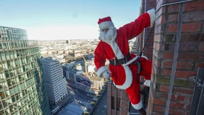 Weihnachtsmann seilt sich von Hochhaus ab