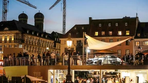 Ansturm auf die große Autoshow unter freiem Himmel