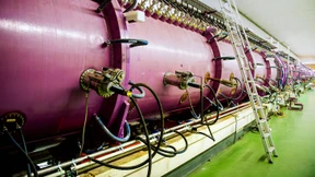 Partner stehen zu Darmstädter Teilchenbeschleuniger