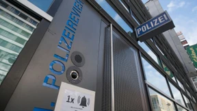 Suspendierung wegen rechtsextremer Posts ausgesetzt