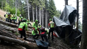 Überlebender Junge bei Bewusstsein