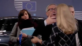 Juncker wuschelt Frau durch die Haare